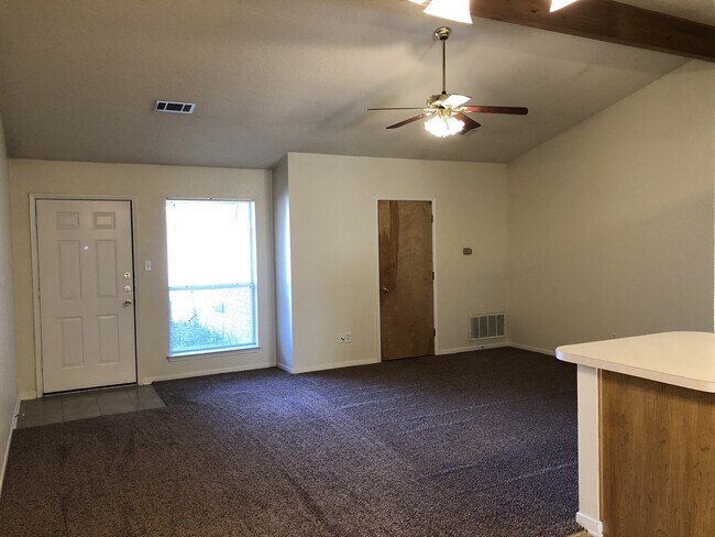 Foto del edificio - Duplex *LEASING SPECIAL AVAILABLE*