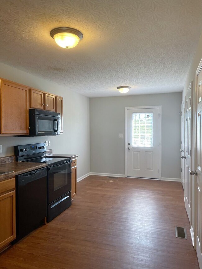 Foto del edificio - HALF OFF ONE MONTH AT UPPER STONE!