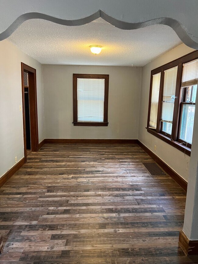 Building Photo - 3 bedroom/1 bath house
