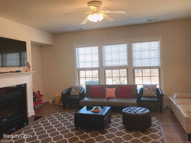 Building Photo - 3 br, 3.5 bath Townhome - Bella Casa