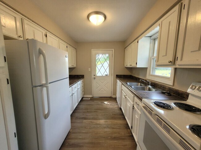 Building Photo - Cozy two bedroom home, pet friendly!