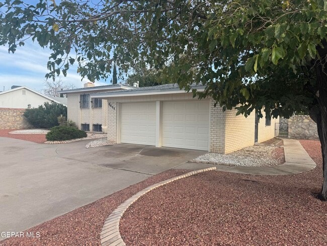 Building Photo - 8800 Sampson Ct