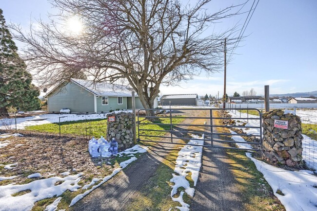 Building Photo - 6937 Lakeview Dr