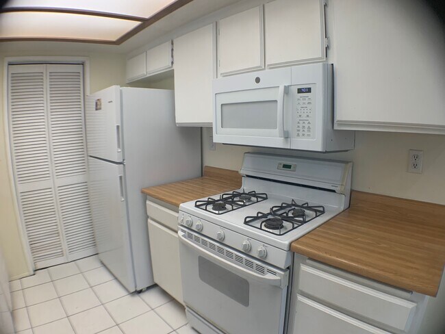Kitchen - right - 9414 Twin Trails Dr