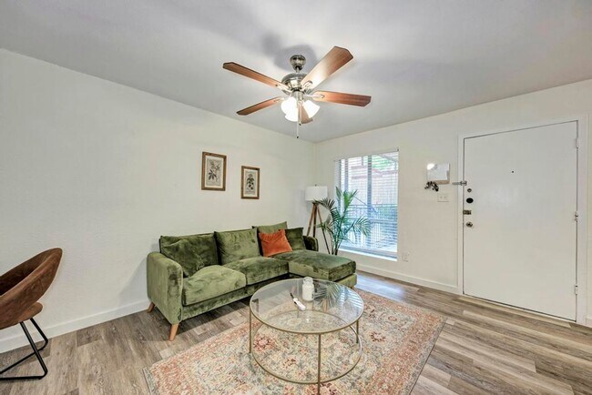 Foto del edificio - WASHER / DRYER, WOOD FLOORS OPEN LIVING LAYOUT !!