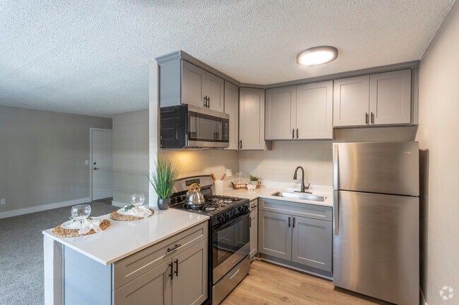 Dorado Plaza - Dorado Plaza Apartments