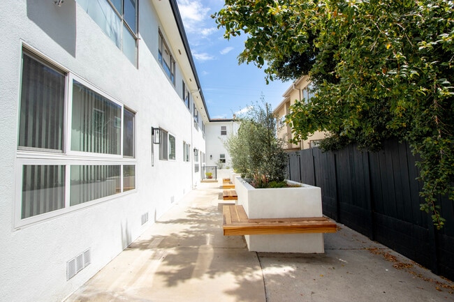 Building Photo - 1046 N Sierra Bonita Ave