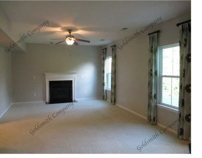 Building Photo - "4-Bed in Greenville - Spacious 2,389 Sq Ft with Fireplace & Hardwood Floors!"