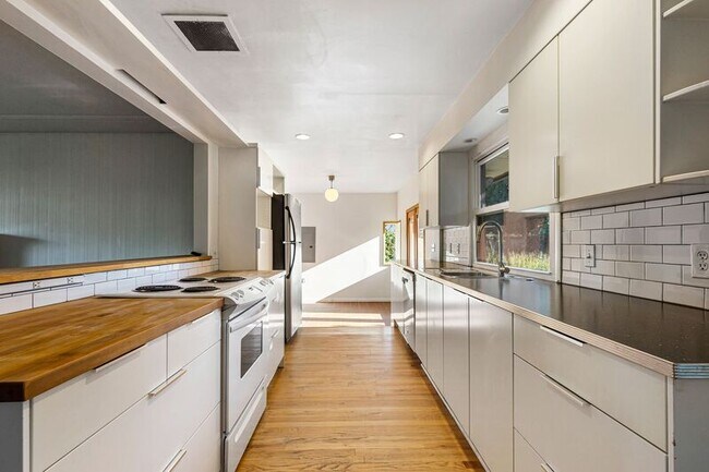 Photo - 5546 SE Holgate Blvd House