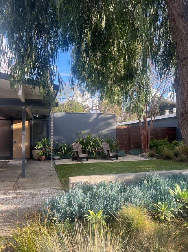 Building Photo - 4-bedroom Modernized Eichler, Available No...