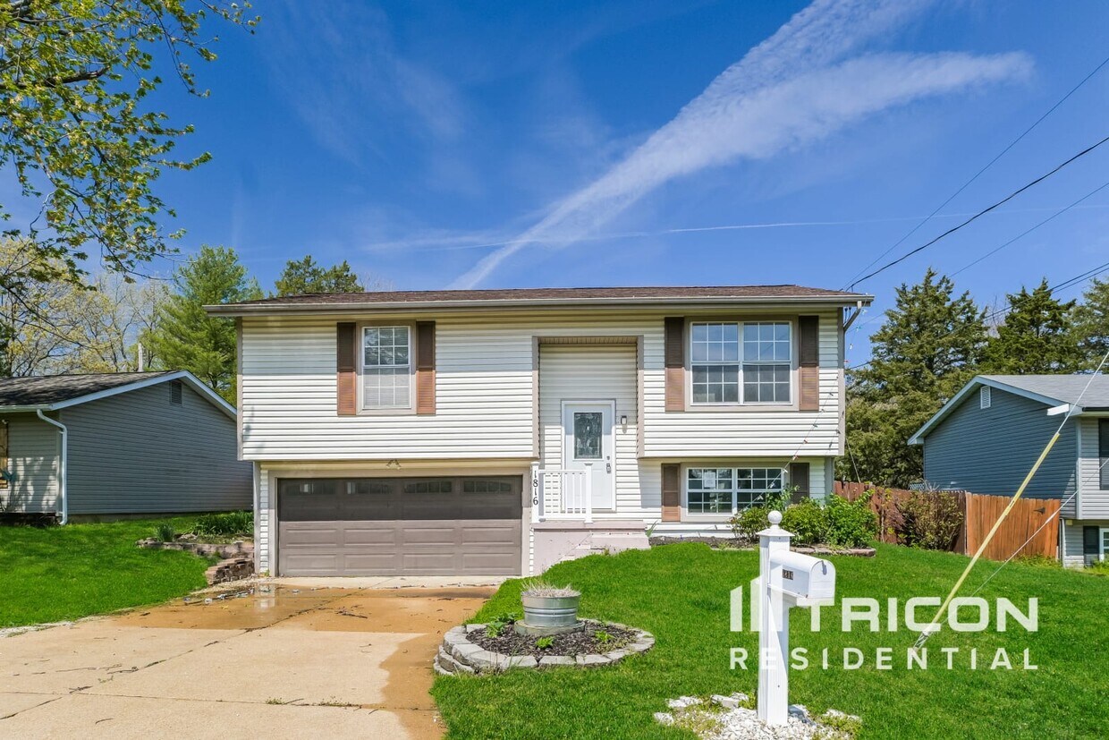 Foto principal - 1816 Hilltop Village Ln