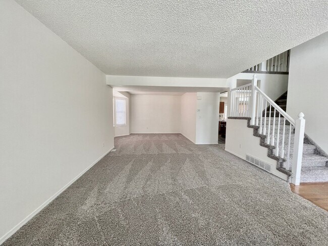 Foto del edificio - Two Story 4 Bed/2.5 Bath Home in Walking Distance to Cottonwood Park