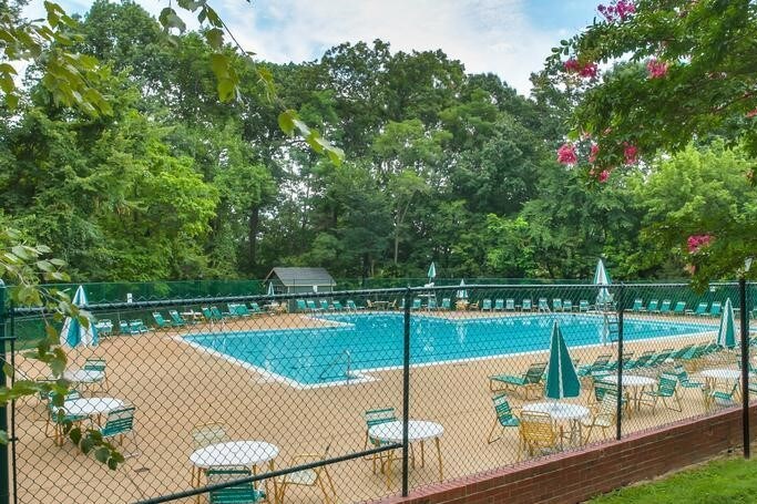 Piscina - 1100 S Barton St