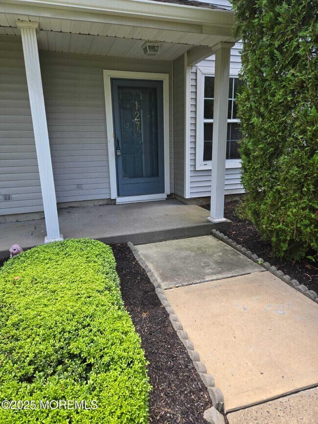 Building Photo - 127 Wellington Ct