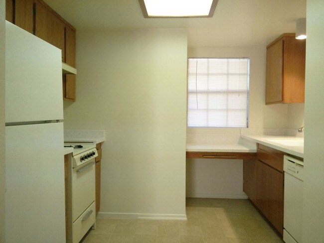 Building Photo - 220 E Oak St