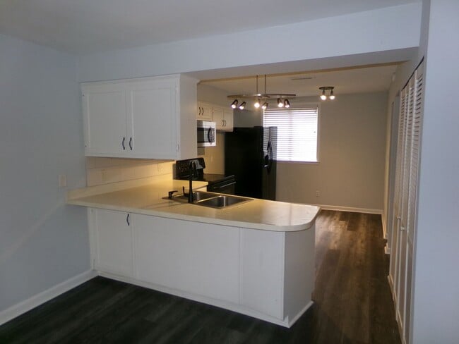 Building Photo - Country Club and Peace Haven Area