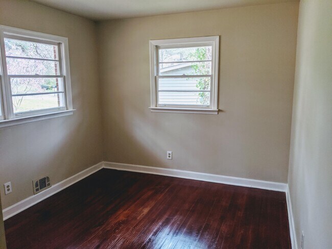 Building Photo - 905 Cone Rd