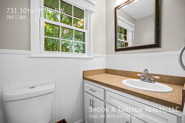 Foto del edificio - 731 10th St Dr NW