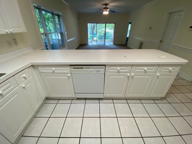 Foto del edificio - Pristine move in ready Condo located in He...