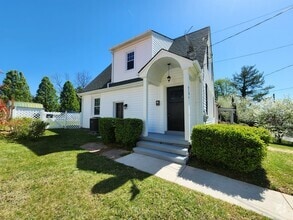 Building Photo - 910 Dearing St
