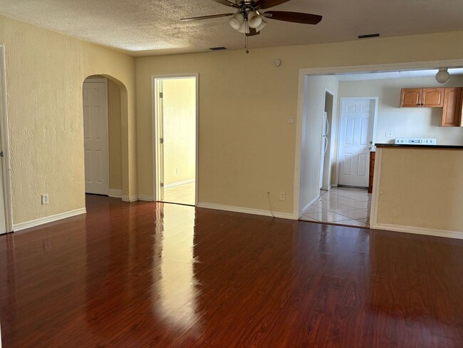 Foto del edificio - home for rent in South St. Pete