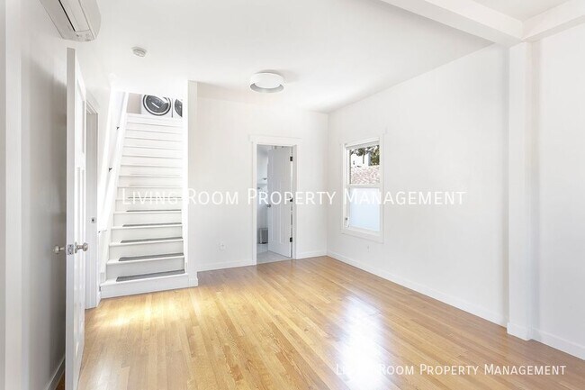 Building Photo - Two Bedroom Plus Office/Bonus Loft Bungalo...