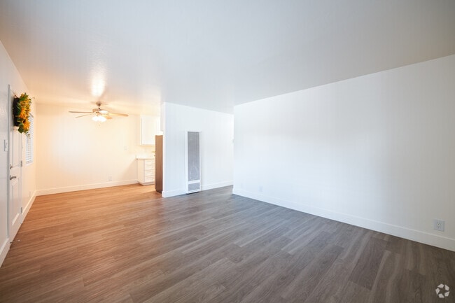 3 habitaciones, 2 baños - 950 pies cuadrados - Sala de estar - Vivante Apartments