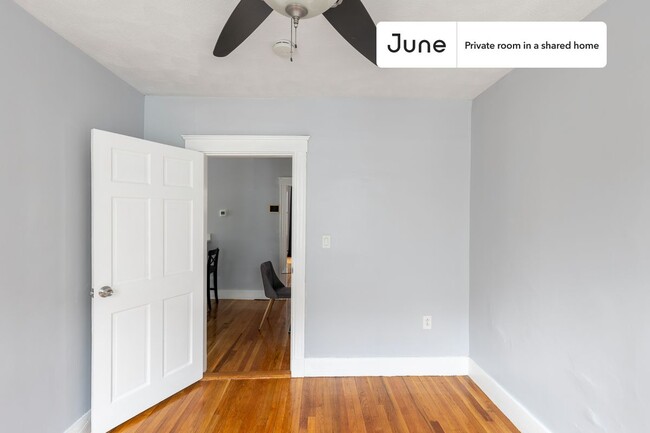 Building Photo - Private bedroom in 4 bed/2 bath Home