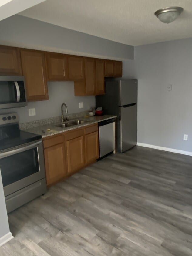 Building Photo - 535 Huron Dr W