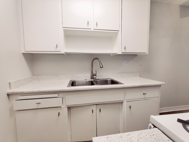 Building Photo - Tropical Breeze