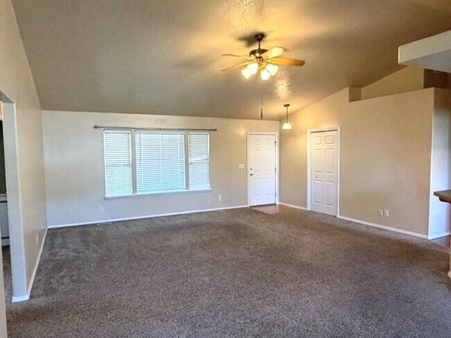 Foto del edificio - Beautiful and spacious 3 bed 2 bath home in Meridian just off Ten Mile and W Pine Ave