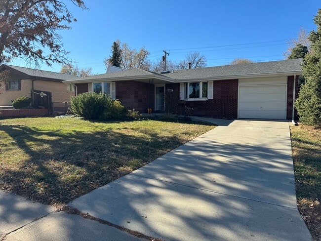 Building Photo - Private Lakewood Home