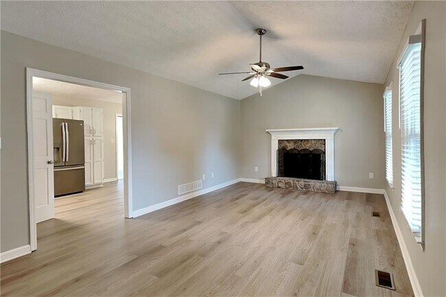 Building Photo - 450 Sumer Ln N