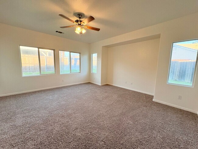 Foto del edificio - Single-Story 3-Bed Home with Private Beautiful Yard in Quiet Neighborhood