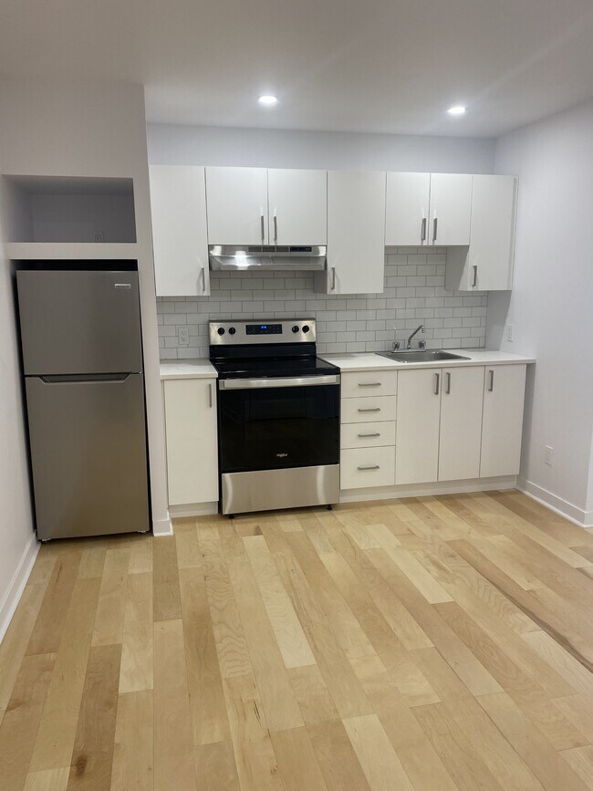 Building Photo - 5491 Av. Victoria