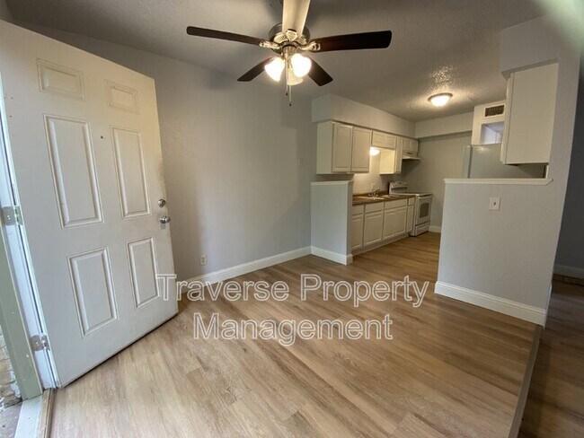 Foto del edificio - 6814 Trail Lake Drive