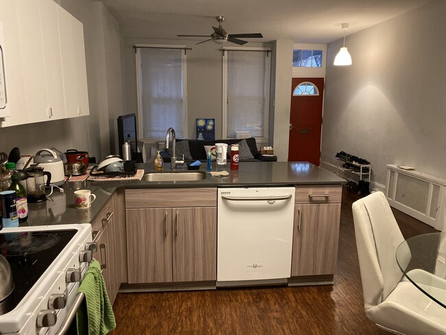 living room-kitchen - 4024 Ludlow St