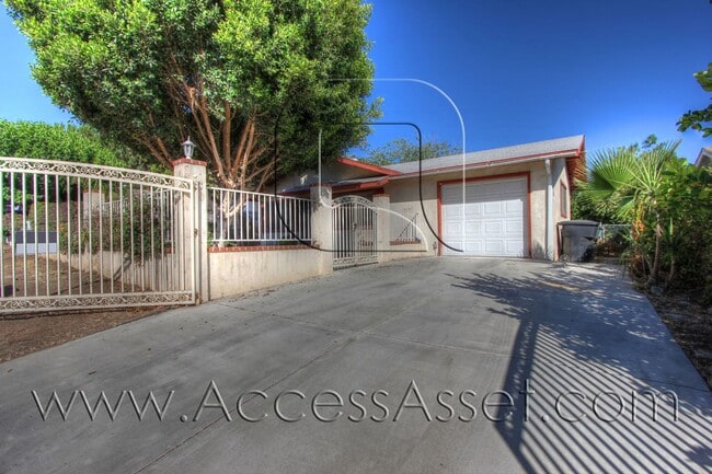 Building Photo - Charming 2 Bed/1 Bath Fenced Home With HUG...