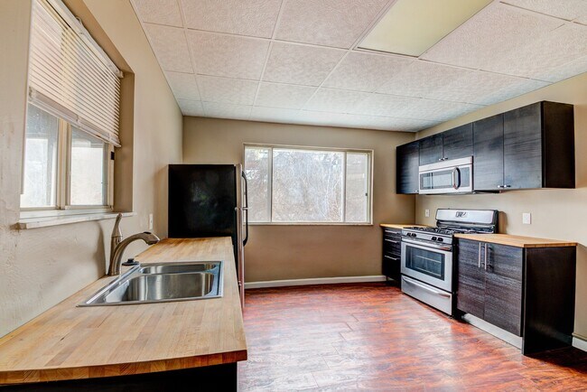 Building Photo - Available NOW  - Spacious 4+ Bedroom, 2 Ba...