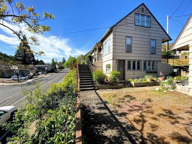 Building Photo - 613 NE Winchester St