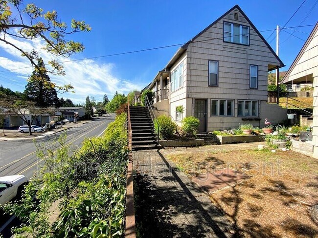Foto del edificio - 613 NE Winchester St