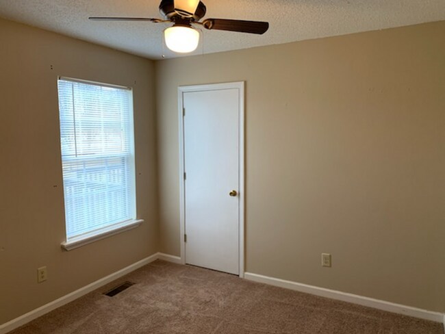 Building Photo - Cute 3 Bed Home near Ft Campbell with Fenc...