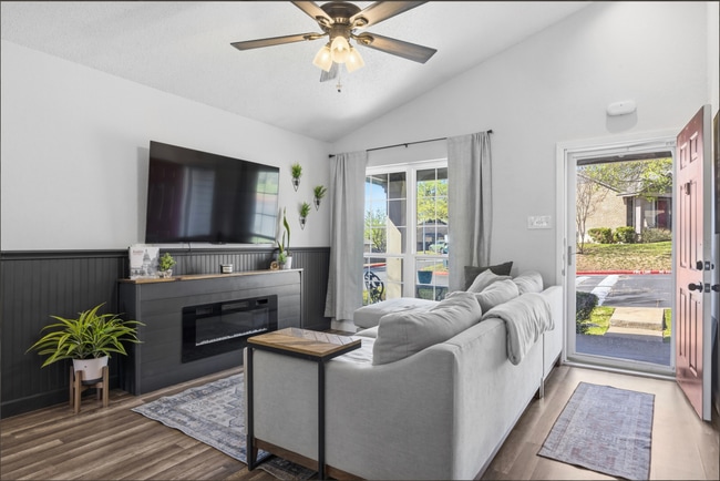 Building Photo - 1015 E Yager Ln