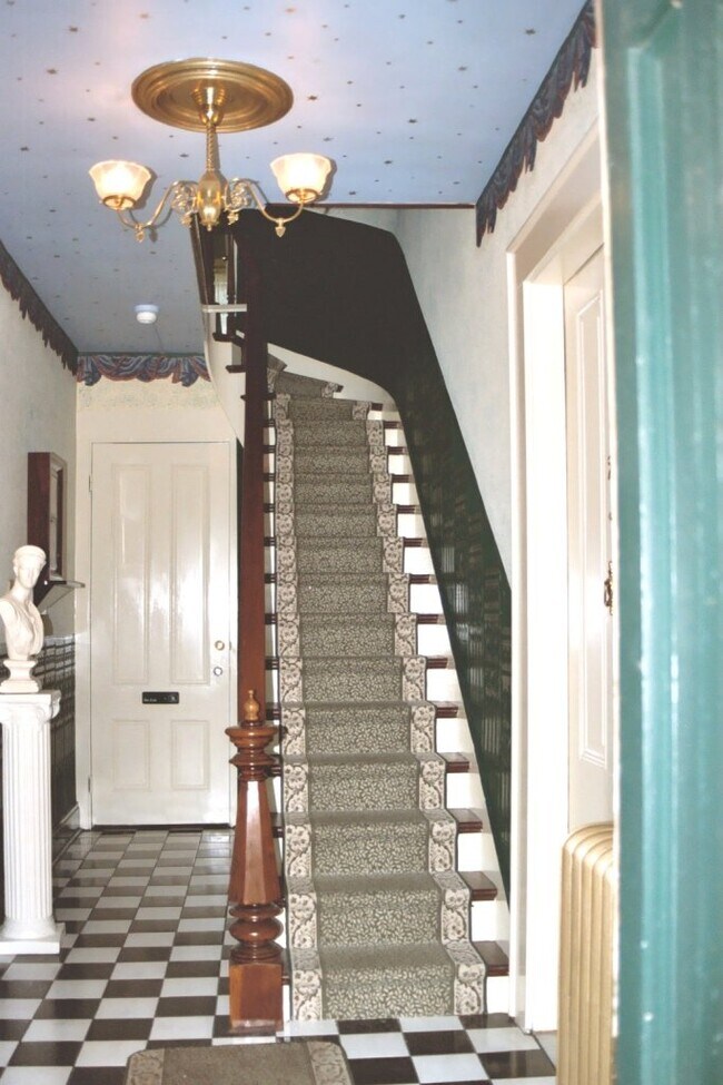 Foto del edificio - 1316 E 10th St