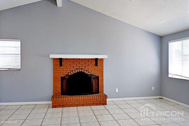 Foto del edificio - 8235 Donaldson Dr