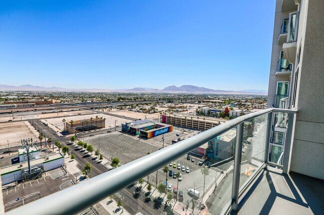 Foto del edificio - GORGEOUS DOWNTOWN HIGHRISE CONDO FOR LEASE!