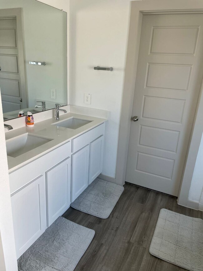 Foto del edificio - 7827 Elm Birch Ln