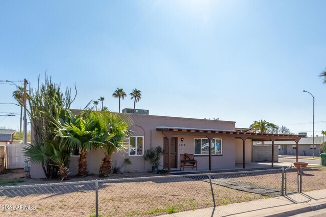 Building Photo - 1819 E Delta Ave