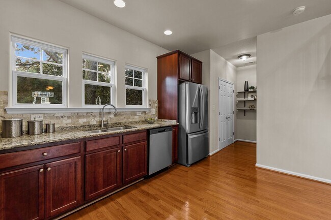 Building Photo - Welcome to this stunning 3-bedroom, 3.5-bath tri-level condo!