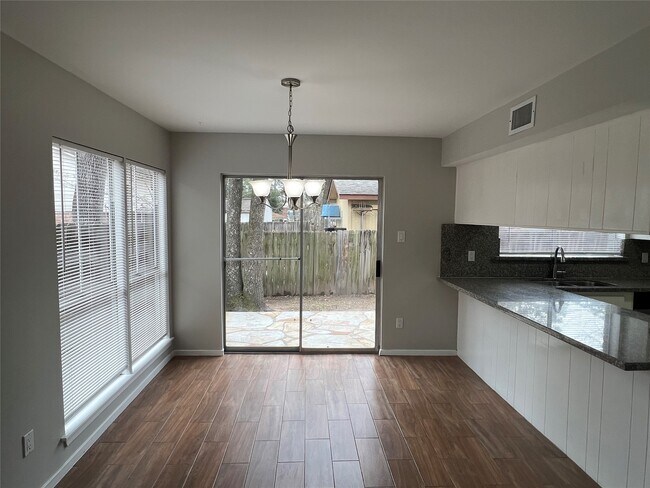 Foto del edificio - 65 Yewleaf Rd